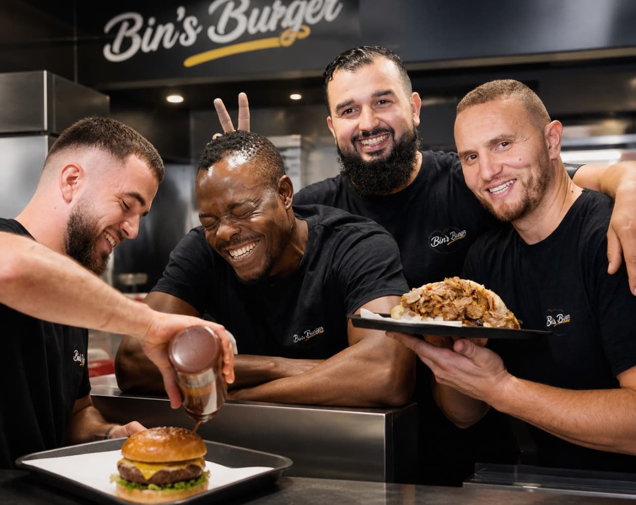 L'équipe Bin's Burger prépare un burger